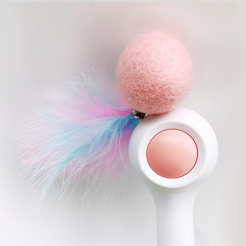 Close-up of the PawBounce™ feather teaser and wool ball for indoor cats